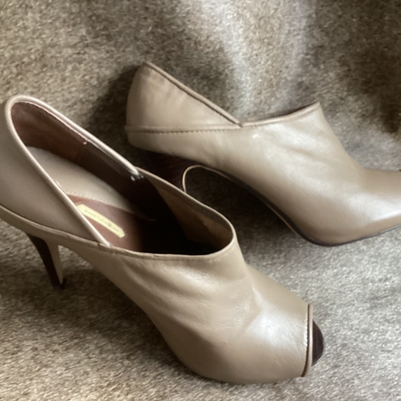Vintage Max Studio Fine Leather Peep Toe Heels - Picture 5 of 10